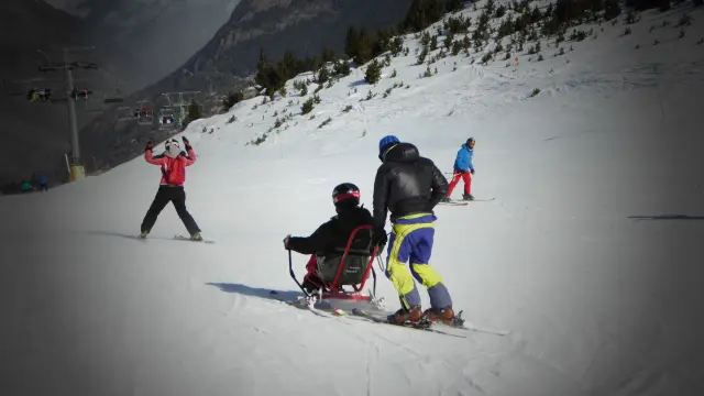 Usuarios con discapacidad de El Remós en las pistas de esquí de Cerler.