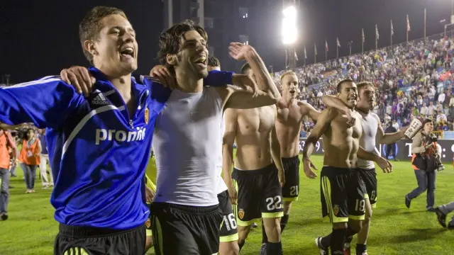 Los jugadores del Real Zaragoza celebran la victoria y la salvación en el campo del Levante, en mayo de 2011.