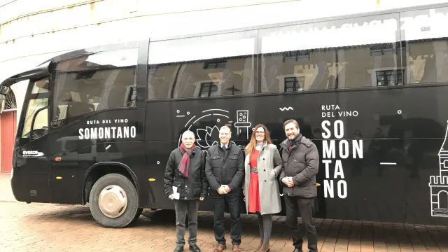 Jaime Facerías, Antonio Cosculluela, Raquel Latre y José Luis Vallés, en la presentación del Bus del Vino 2018.