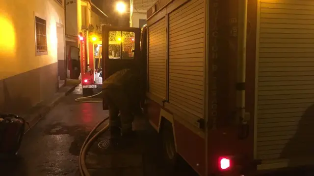 Los bomberos trabajan para sofocar el incendio declarado en la vivienda de la calle de San Francisco, en Borja.