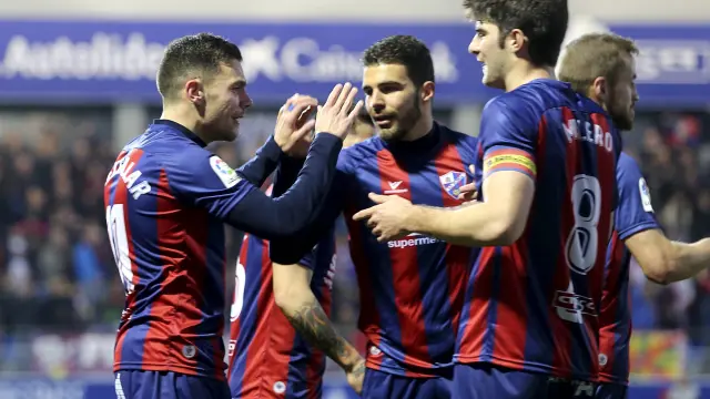 Gallar, Alexander González y Melero celebran el gol que el primero anotó ante Osasuna en el último duelo en El Alcoraz (1-0).