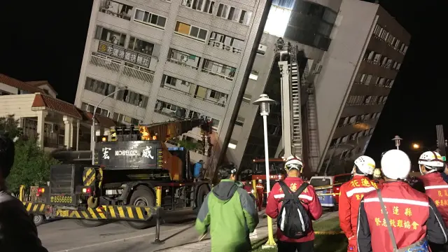 Centenares de personas atrapadas en los edificios tras un terremoto de más de 6 grados en Taiwán