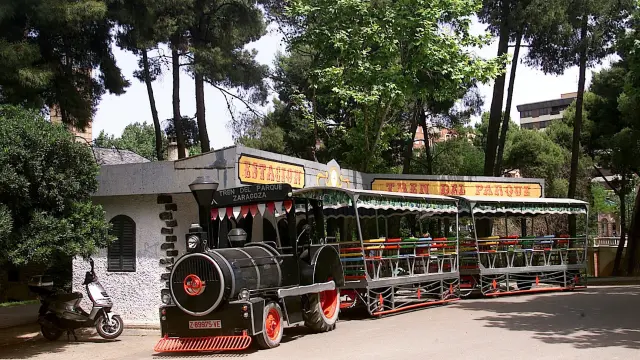 La locomotora de siempre, junto a su estación, en una imagen de archivo.
