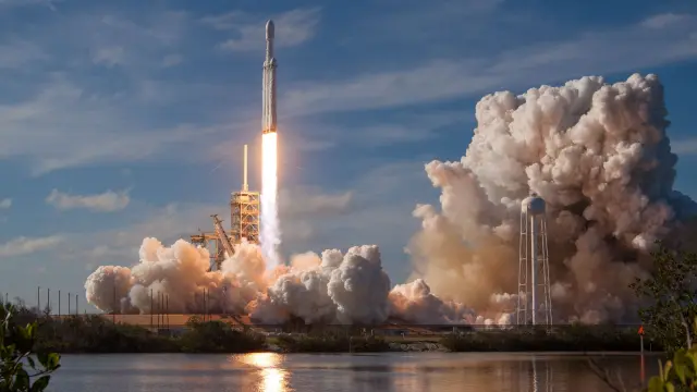 El Falcon Heavy, el cohete más potente del mundo, inicia su primer vuelo