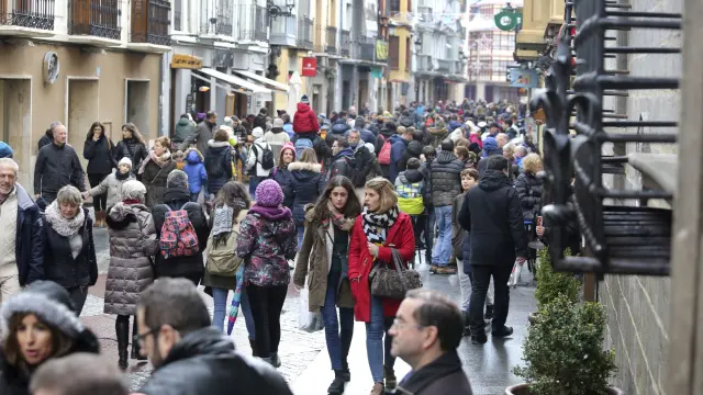 Los turistas abarrotaban la calle Mayor de Jaca el pasado diciembre