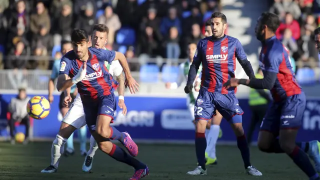 El centrocampista Juan Aguilera, pieza clave en el engranaje defensivo del Huesca, persigue la pelota durante un partido de esta temporada en El Alcoraz.