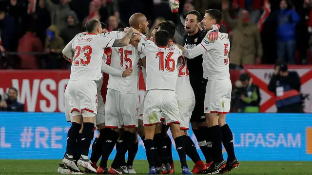 Los jugadores del Sevilla celebran el pase a la final