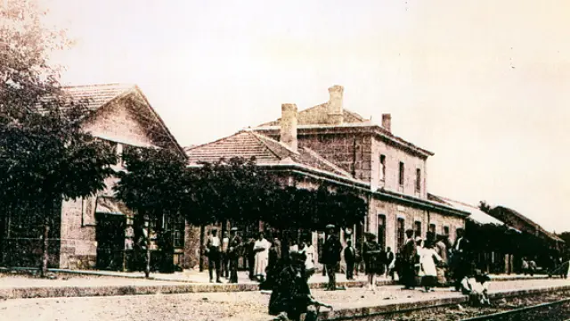 Imagen antigua de la estación de tren de Sabiñánigo.