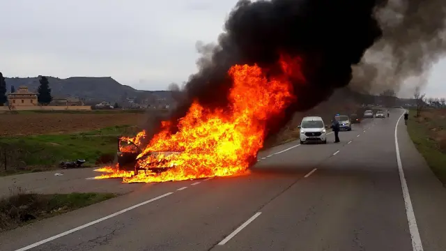 Imagen del vehículo envuelto en llamas.