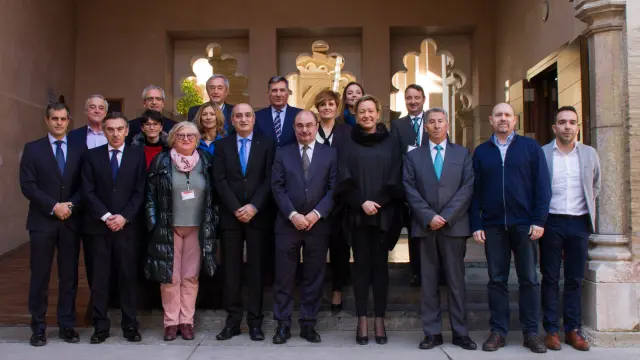 El presidente de Aragón, Javier Lambán, y la consejera Marta Gastón con los agentes sociales y diputados autonómicos tras la aprobación de la ley en las Cortes.
