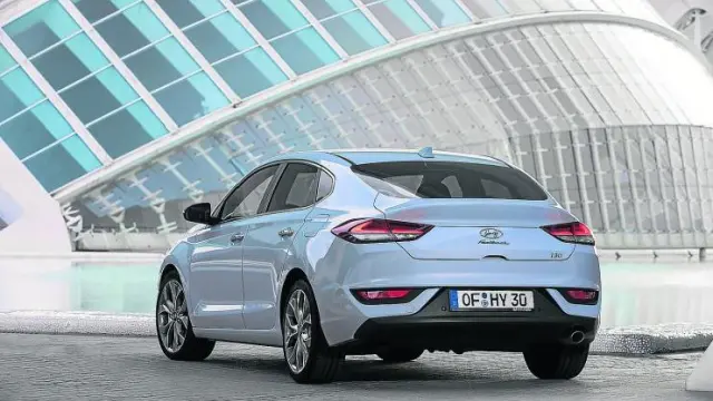 El Fastback de Hyundai es un familiar de cinco puertas, pero con forma de coupé.