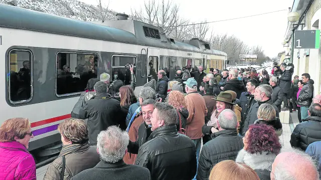 Representantes políticos y vecinos conmemoraron ayer los 125 años de la llegada del tren a Sabiñánigo.