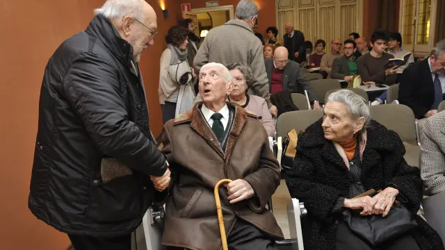Elvira, viuda de Alberto Gil Novales, y Ramón, hermano del fallecido, asistieron al congreso en el IEA