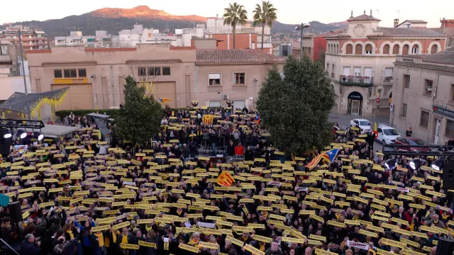 Centenares de personas se concentran en el pueblo de Junqueras para pedir su libertad.