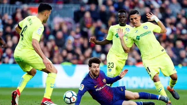 Messi rodeado por jugadores del Getafe