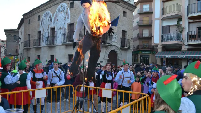 Los calandinos quemaron a Don Carnal en la plaza y protagonizaron después un desfile hasta el pabellón.