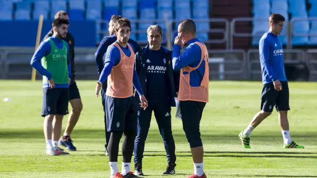 Natxo González conversa con Eguaras y Verdasca en un entrenamiento en La Romareda.