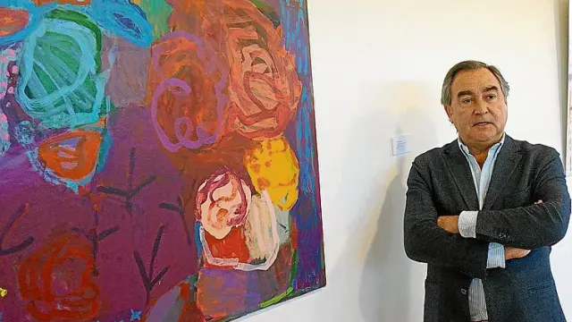 Luis Nozaleda, junto al cuadro ganador del premio, 'Plantemos'.