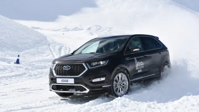 Los conductores del circuito Ford Snow Driving ponen a prueba sus límites en la nieve.
