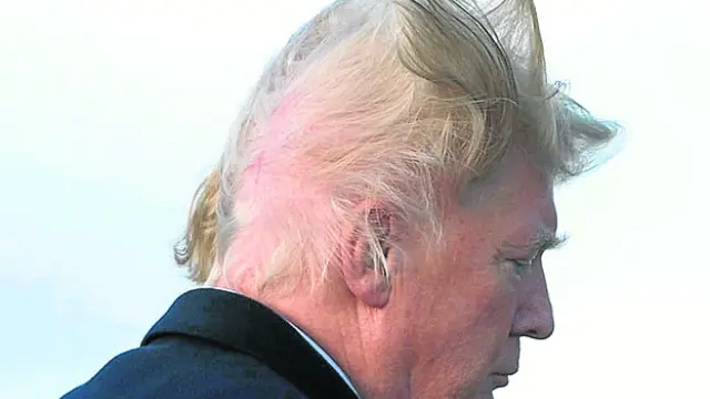 El viento juega malas pasadas al pelo de Trump.