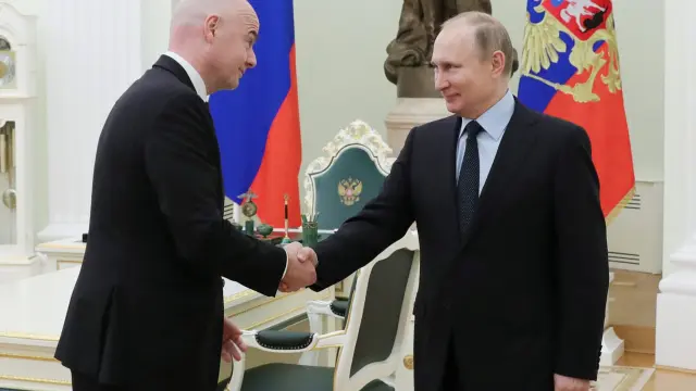 Putin en una reunión de este lunes, a pesar de estar acatarrado.