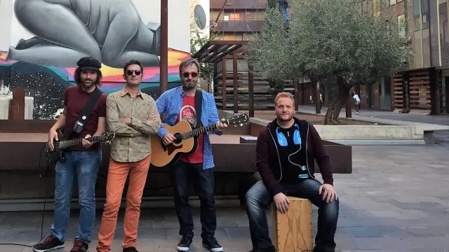 Los músicos que interpretan 'Marcela en la barra del bar':  Fernando Font (voz), Ricardo Pérez (bajo), Nacho Flores (percusión) y Alfonso Vicente-Gella (guitarras), durante el rodaje en Las Armas.