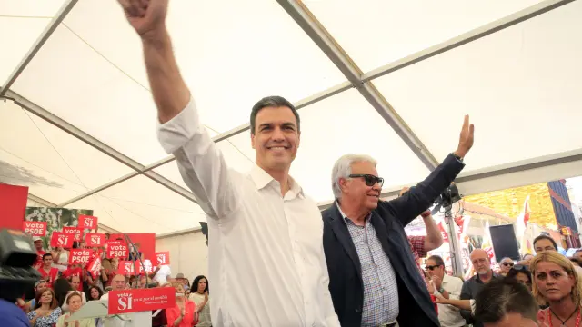 Pedro Sánchez y Felipe González en el cierre de campaña del PSOE de 2016.