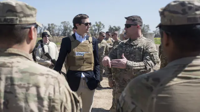 El yerno de Trump, Jared Kushner, bien pertrechado con su chaleco antibalas durante una visita a las tropas estadounidenses en Iraq.
