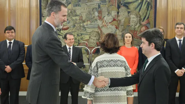 El Rey junto a Luis Felipe, alcalde de Huesca.