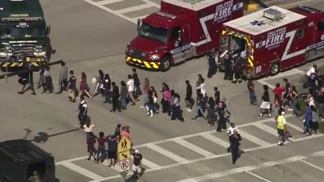 Alumnos siendo evacuados del instituto en el que se ha producido el tiroteo.