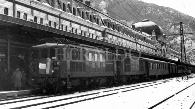El primer tren francés, con las autoridades bearnesas, llegó a las 11:10 a la Estación Internacional de Canfranc el 21 de febrero de 1948.