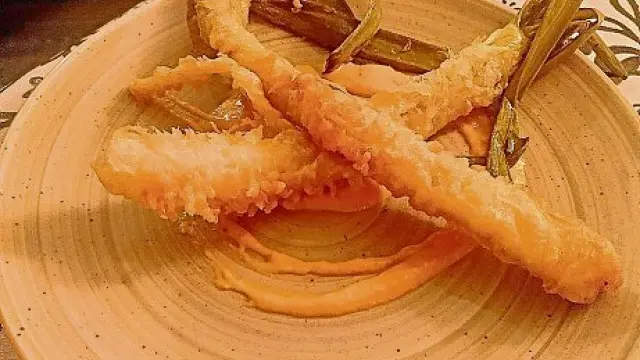 Calçots en tempura con salsa romesco.
