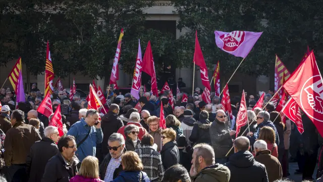 Cientos de pensionistas han llevado hoy su protesta a las puertas de la delegación del Gobierno en Zaragoza