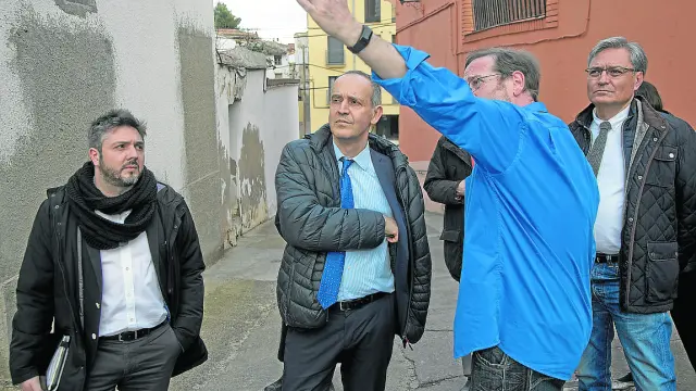 Luca Ascoli segundo por la derecha, junto Javier Bona, durante la visita por el barrio judío