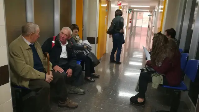 Oftalmología es una las especialidades con más demanda en el Obispo Polanco de Teruel, lo que unido a la falta de espacio en la sala de espera hace que los pacientes en la foto aguarden en el pasillo.