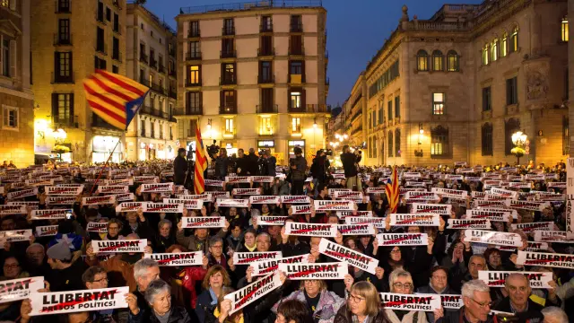 Manifestantes convocados por ANC y Òmnium en la plaza Sant Jaume.