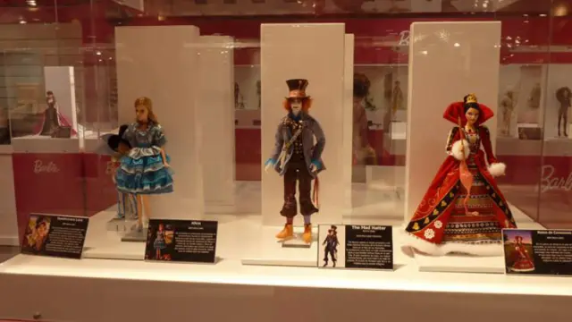 Personajes de 'Alicia en el País de las Maravillas' recreados por la icónica muñeca Barbie.