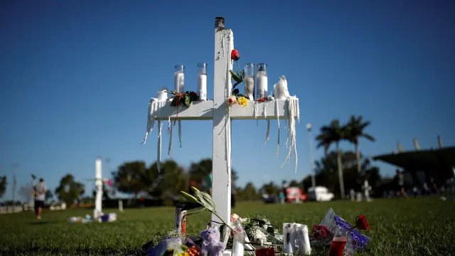 Varias cruces conmemoran a los fallecidos durante el tiroteo.