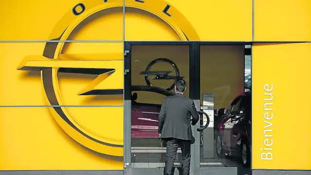 Un hombre entra a un concesionario de Opel en Estrasburgo, Francia.