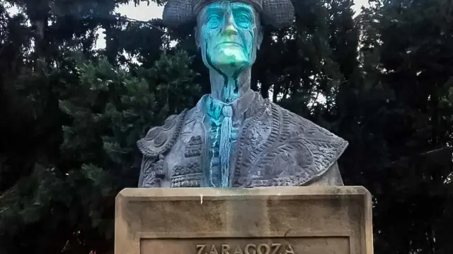 La estatua del torero Nicanor Villalta aparece pintada de azul.