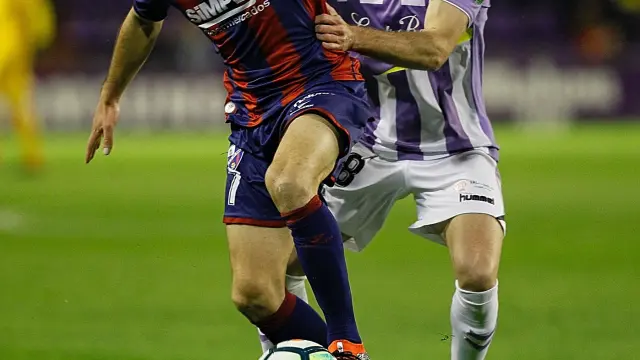 Ferreiro pugna un balón con Antoñito durante el encuentro del Huesca en Valladolid.