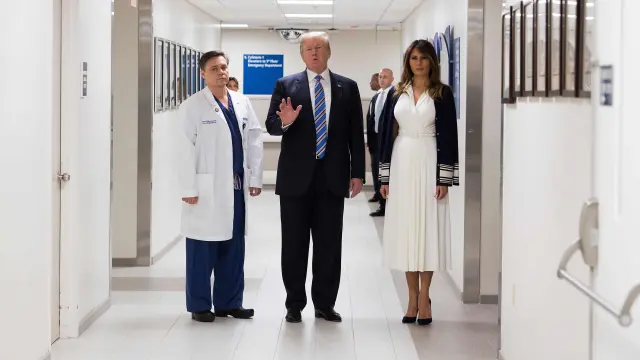 Trump visita en Florida el hospital que atiende a los heridos del tiroteo