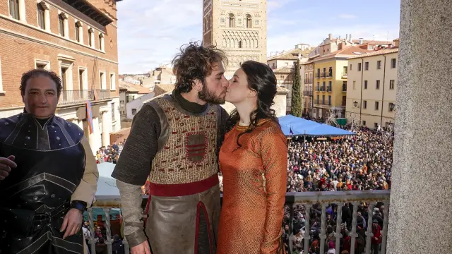 Isabel y Diego se dan un beso en el balcón