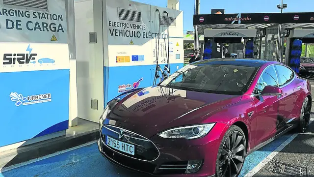 Un Tesla recarga sus baterías en la estación de El Portazgo, del grupo Zoilo Ríos.