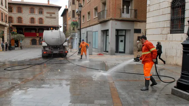 Operarios municipales limpian la plaza de la Catedral de la suciedad acumulada durante la fiesta de las Bodas.