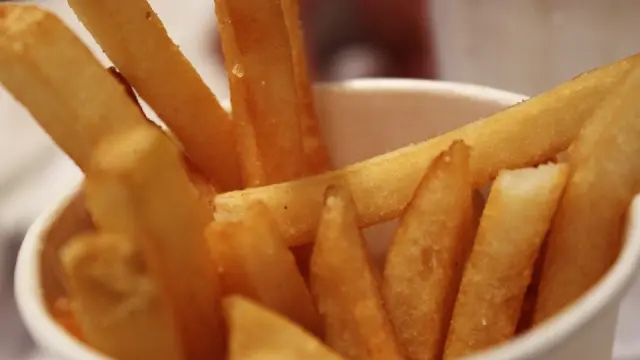 Las patatas fritas perfectas deben de ser doradas y crujientes por fuera, pero blandas por dentro.