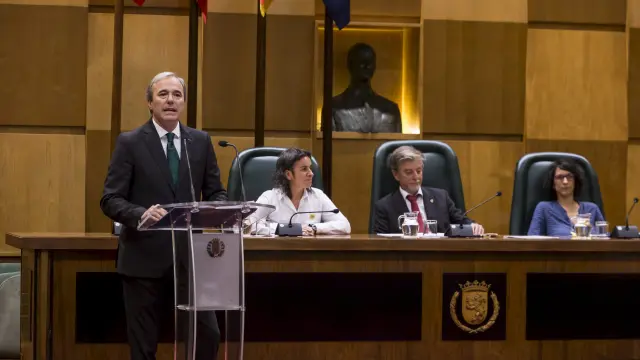 El portavoz popular Jorge Azcón, con el alcalde al fondo, en el último debate del estado de la ciudad.