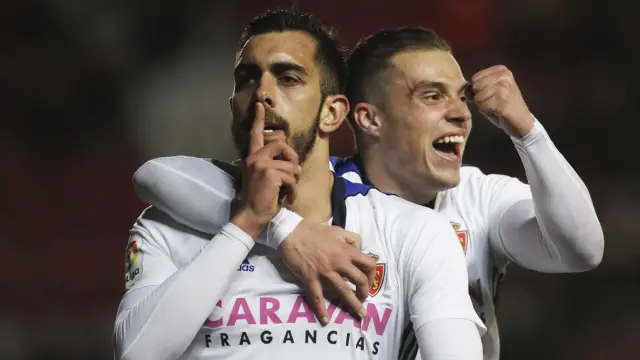 Borja Iglesias, junto a Pombo, celebra el 0-2 el sábado pasado en Tarragona con el dedo índice en los labios, tras haber sido fuertemente insultado durante el partido por parte de los aficionados tarraconenses.