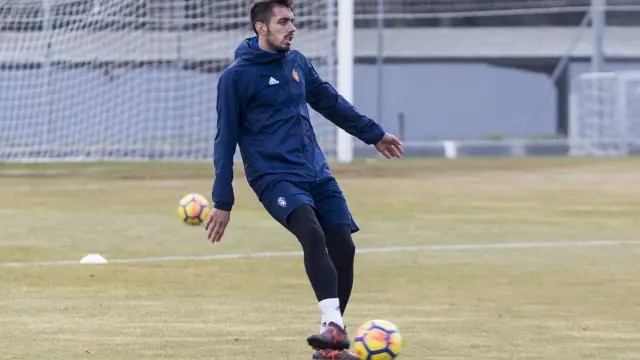 Borja Iglesias, durante un entrenamiento del Real Zaragoza.