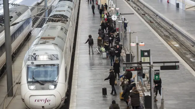 Un tren de alta velocidad Zaragoza-Barcelona, en la estación de Delicias, hace dos semanas.